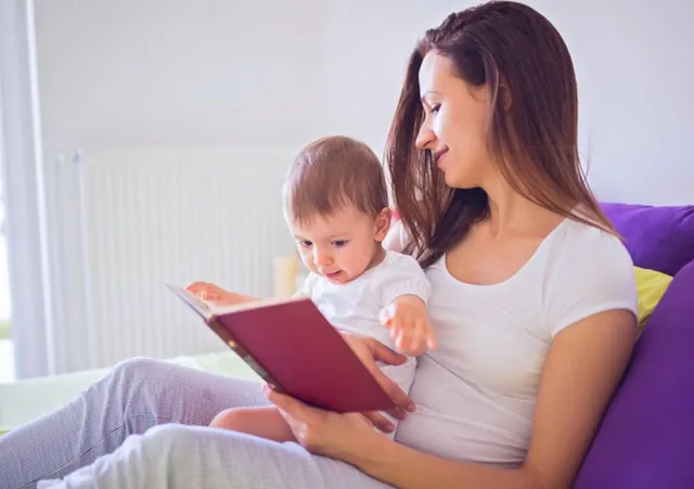 Niñera profesional de Baby Steps jugando con una niña